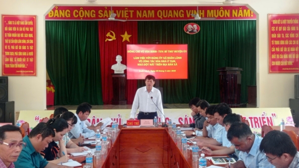 Hình ảnh cho bài viết Bí thư Huyện ủy Đồng Xuân kiểm tra việc thực hiện xóa nhà tạm, nhà dột nát tại xã Xuân Lãnh